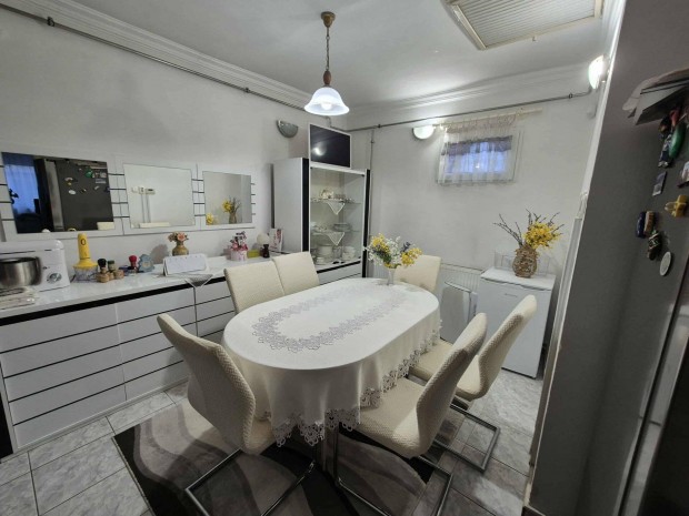 Borb�ny�n 2 gener�ci�s csal�di h�z elad�