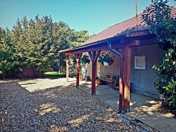 Borb�ny�n fel�j�tott csal�di h�z elad�!