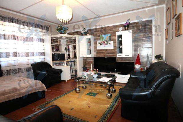 Bord�nyban k�tszintes, fel�jtott, Csal�di h�z, nagy telekkel Elad�!