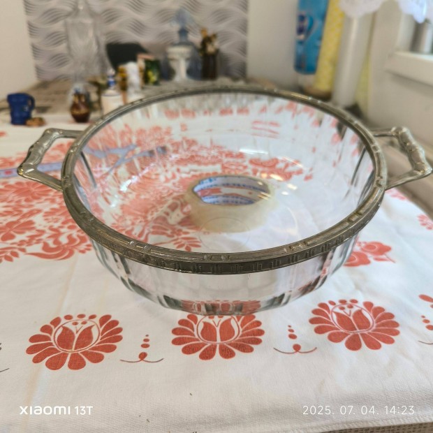 Bordázott üveg tál,lábos, alpakka fogantyúval, peremmel eladó!