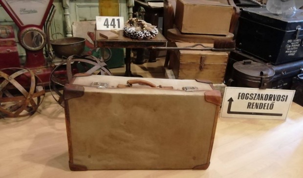 Bőrönd, régi világos textil koffer, loft dekoráció
