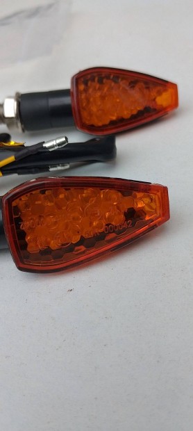 Borosty�n ir�nyjelz� p�r