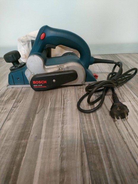 Bosch GHO 15-82 Professional Gyalu