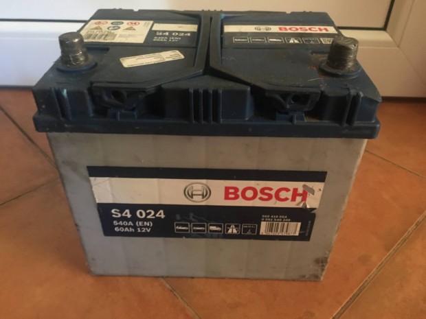 Bosch S4 024 12V 60Ah 540A erős újszerű indító akkumulátor eladó