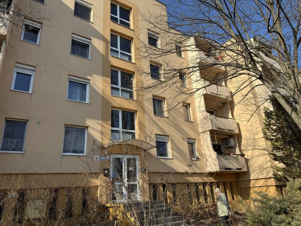 Botev utcai 1+3 f�lszob�s lak�s elad�