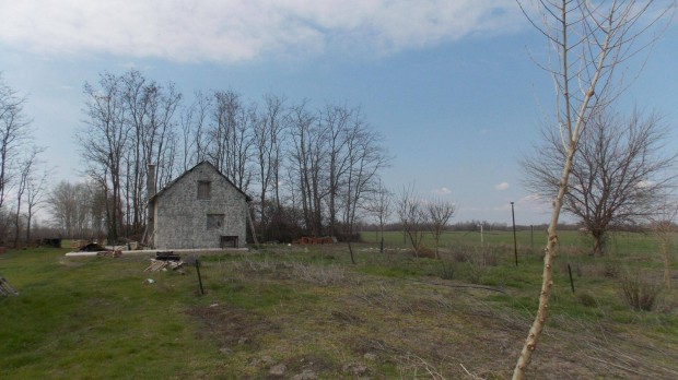 B�v�t�s alatt �ll� tanya elad� Csengel�n