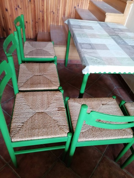 Bővíthető étkezőasztal 6 székkel eladó