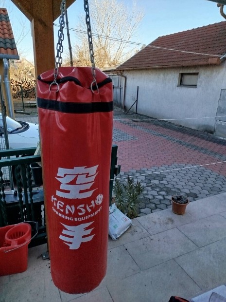 Boxzsk  egy pr boxkesztyvel