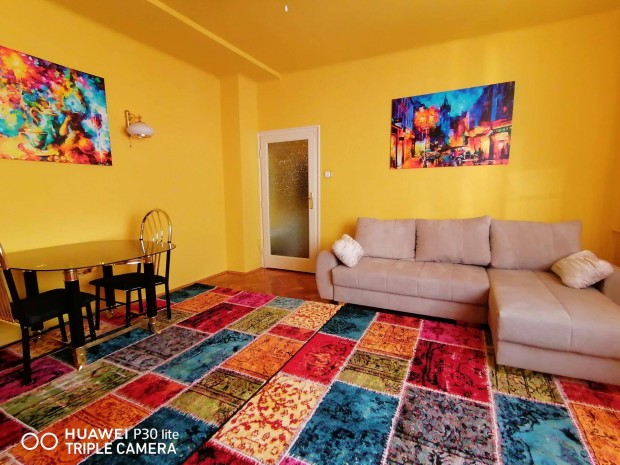 Bp. V. ker Honv�d utcai lak�s elad� - Gy�ny�r� homlokzat� h�zban