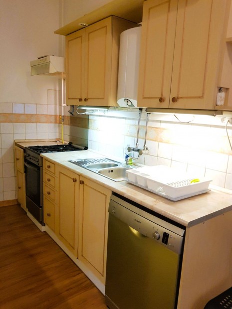 Bp., IX. ker., Tompa utca - Elad� t�gla lak�s