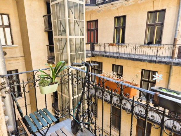 Bp., VIII. ker., Kr�dy utca - Elad� t�gla lak�s