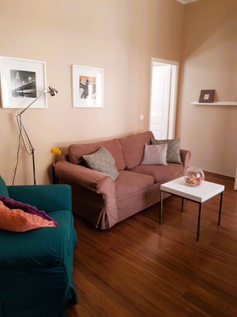 Bp., VII. ker., K�roly k�r�t 3. - Kiad� t�gla lak�s