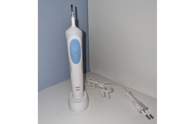 Braun Oral-B D12 elektromos fogkefe 1 db j fejjel