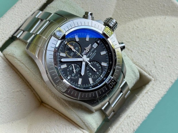 Breitling Avenger Chronograph 45 fekete színben Lgsw