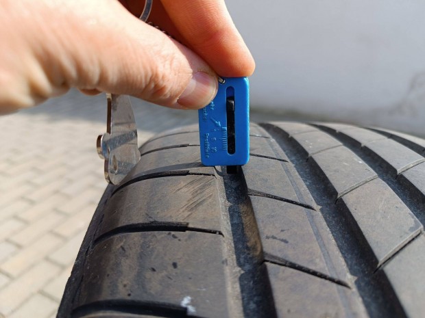 Bridgesone Turanza T005 nyári abroncs 235/45 R18 98V 95% 4db