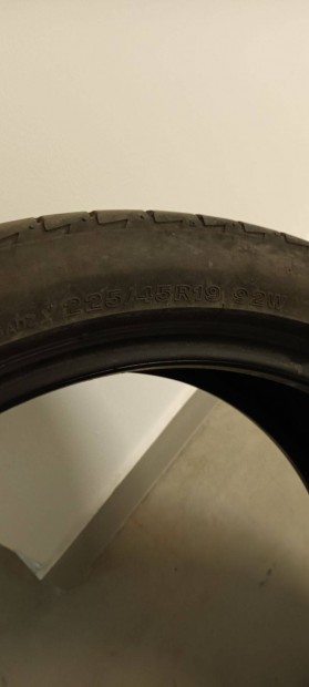 Bridgestone 19" 225/45 4db 4mm profil nyri