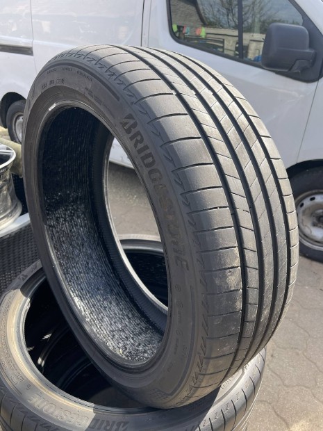 Bridgestone 235/45r21 defekttr Nyri gumi!