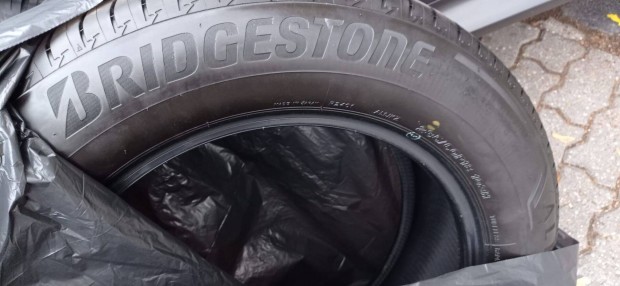 Bridgestone 235/60R18 ny�ri