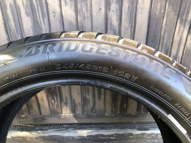 Bridgestone 245/45 r19 téligumi