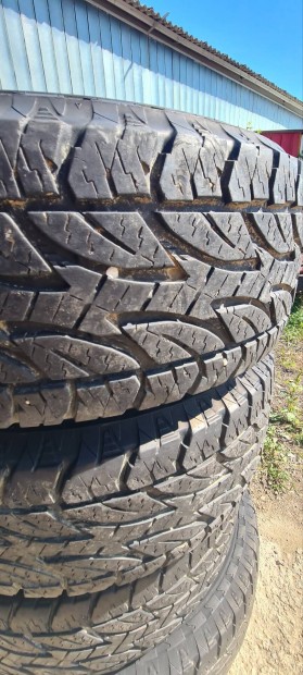 Bridgestone Dueller A/T 295/70R15 gumi 