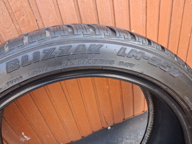 Brigestone-Blizzak LM-25V, 225-45/19 t�li gumi