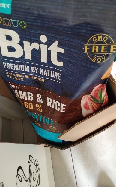 Brit szenzit�v kutyat�p