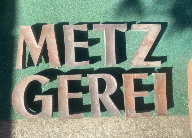 Bronz Metzgerei s Restaurant felirat 