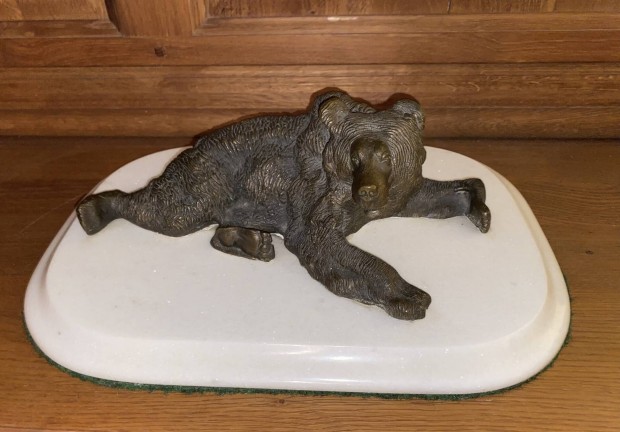 Bronz medve szobor mrvny talapzaton