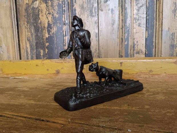 Bronz szobor, 20. szzad elejrl, vadsz a kutyjval, gyufa tart