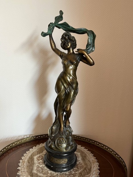Bronz szobor márvány talapzaton