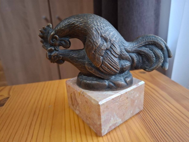 Bronz szobor m�rv�ny talpon