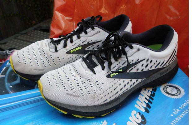 Brooks Ghost fehr-fekete 44-45-s sport-utcai cip elad,