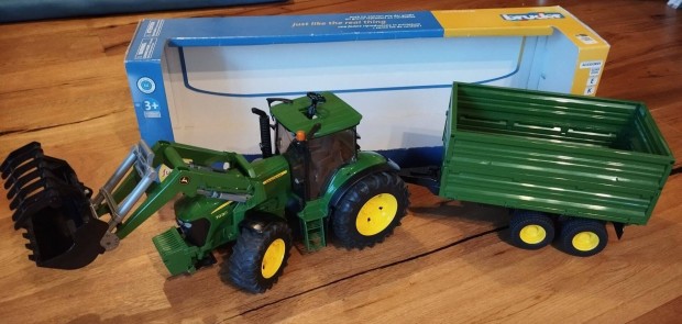 Bruder John Deere 7930 traktor homlokrakodval, ptkocsival (03055)