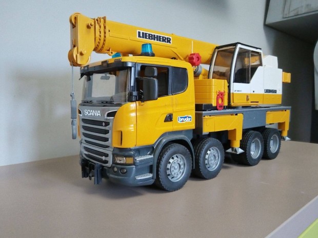 Bruder Scania Super 560R Liebherr daruskocsi