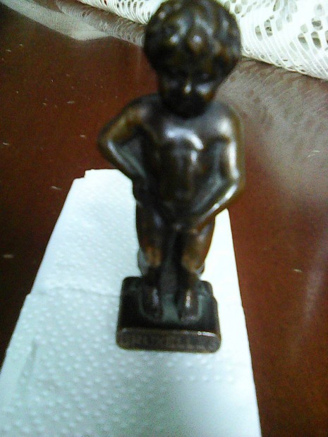 Bruxelles pisil kisfi 6 cm bronz szobor