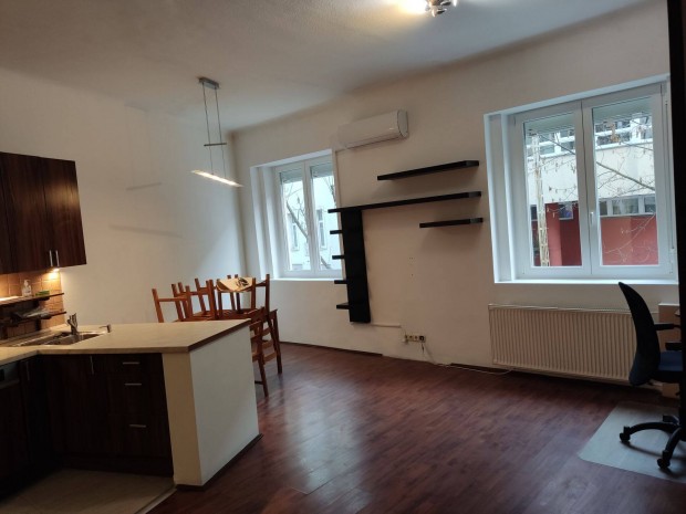 Buda, XII.ker. magasf�ldszinti sz�p lak�s kiad�