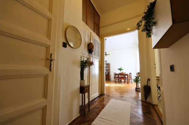 Budai nyugalom a Kolosy t�rn�l vil�gos, z�ldre n�z� otthon elad�