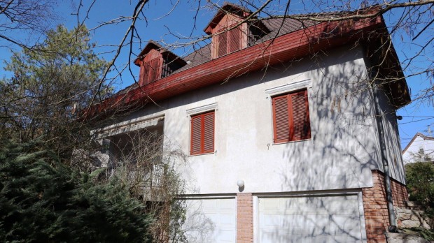 Budakal�sz / csal�di h�z / t�gla / 8 szoba / 260 m