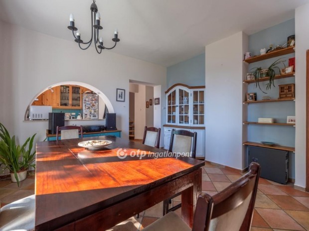 Budakal�szi elad� 135 nm-es h�z