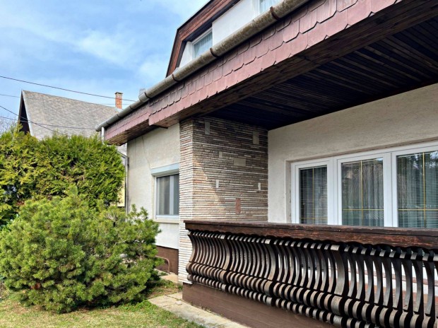 Budakal�szon csal�di h�z elad�