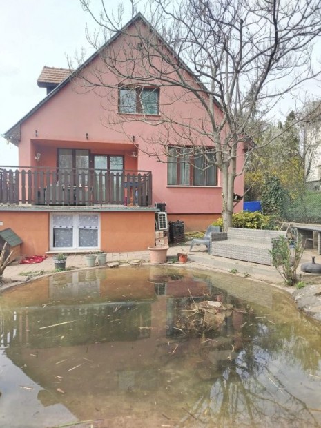 Budakeszi, Barackvir�g utca, 240 m2-es, 2 gener�ci�s, csal�di h�z