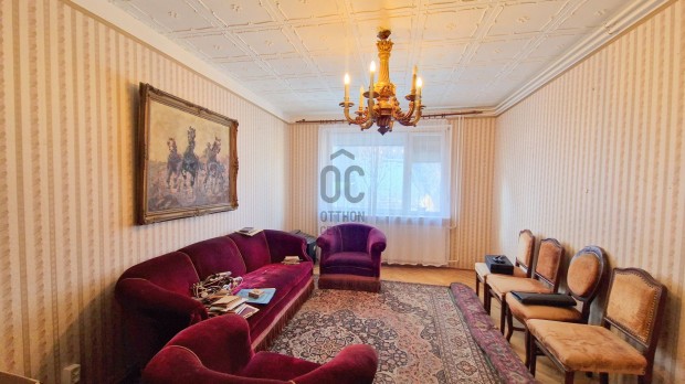 Budakeszi k�zpontj�ban, bels� 2 szintes, 3 szob�s sorh�zi ingatlan, ga