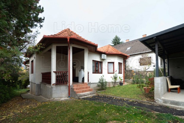 Budakeszin elad� egy k�tgener�ci�s csal�di h�z, k�l�n�ll�