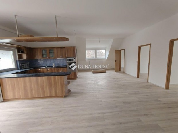 Budapest 15. ker.i elad� 102 nm-es lak�s