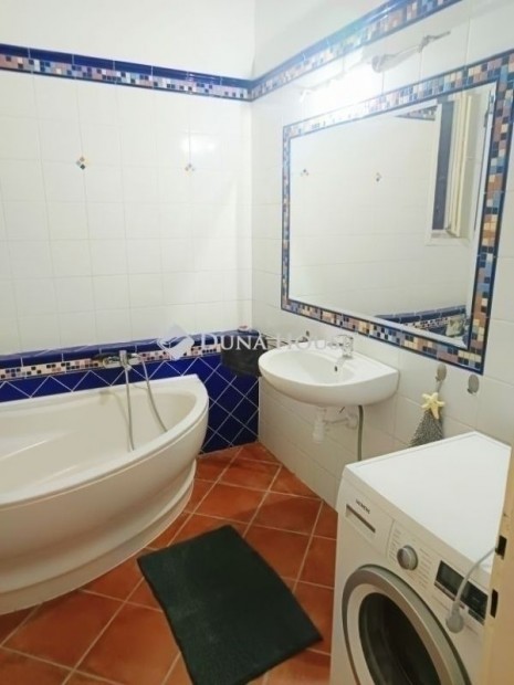 Budapest 7. ker. Ak�cfa utca csendes lak�s b�torozva elad�