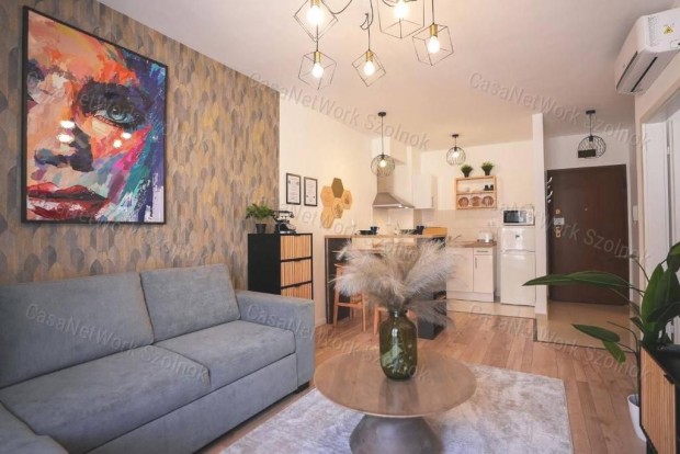 Budapest Corvin negyedben 1+1 f�lszob�s modern b�torozott lak�s kiad�