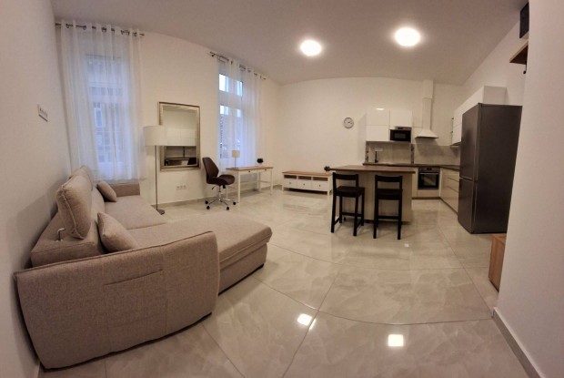 Budapest,V. ker. Molnr u. 33. hrom szobs, 65 m2 laks kiad