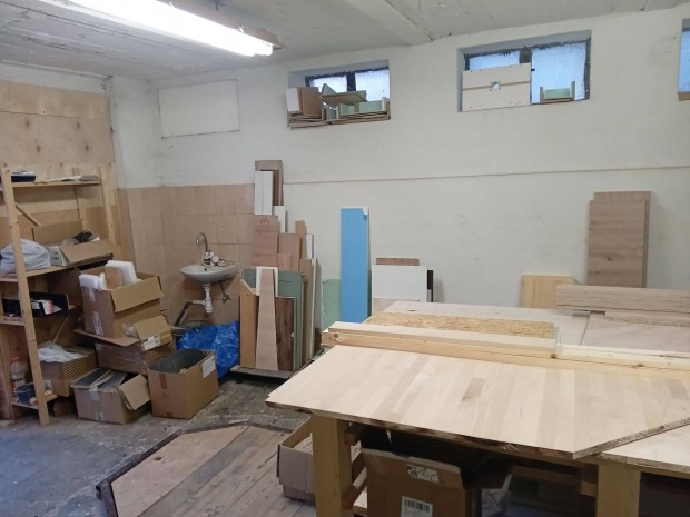 Budapest XV. r�kospalot�n kiad� egy 27 nm akn�s m�hely/�zlet/raktar