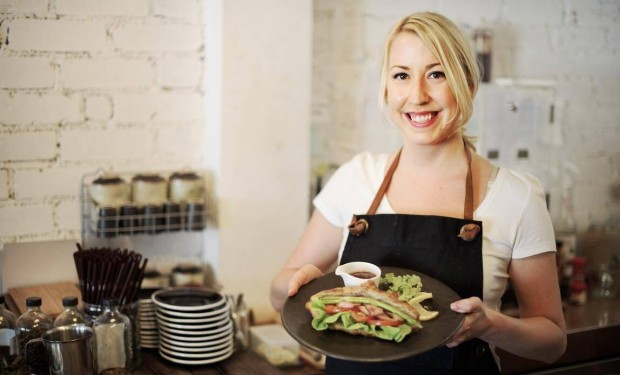 Budapesten lévő étterem/kávézóba eladó/pultos/tálaló kollégát!