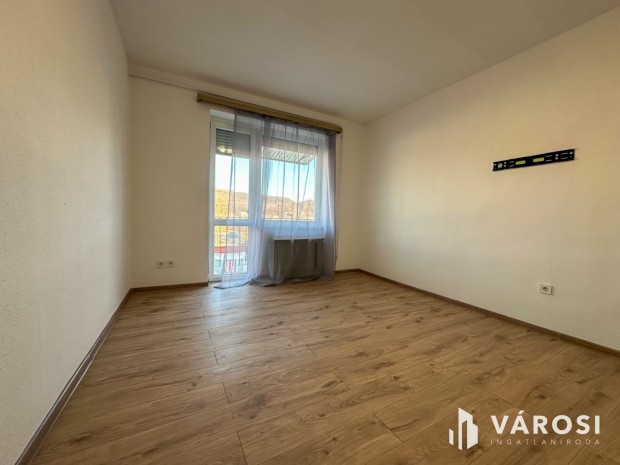 Budapesti �ton 1 szob�s, erk�lyes lak�s elad�!